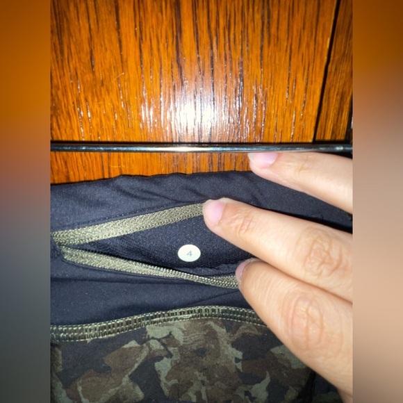 Lululemon Speed Up Short *2.5" Size 4 - Picture 7 of 9